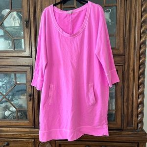 Sweatshirt dress in hot pink.